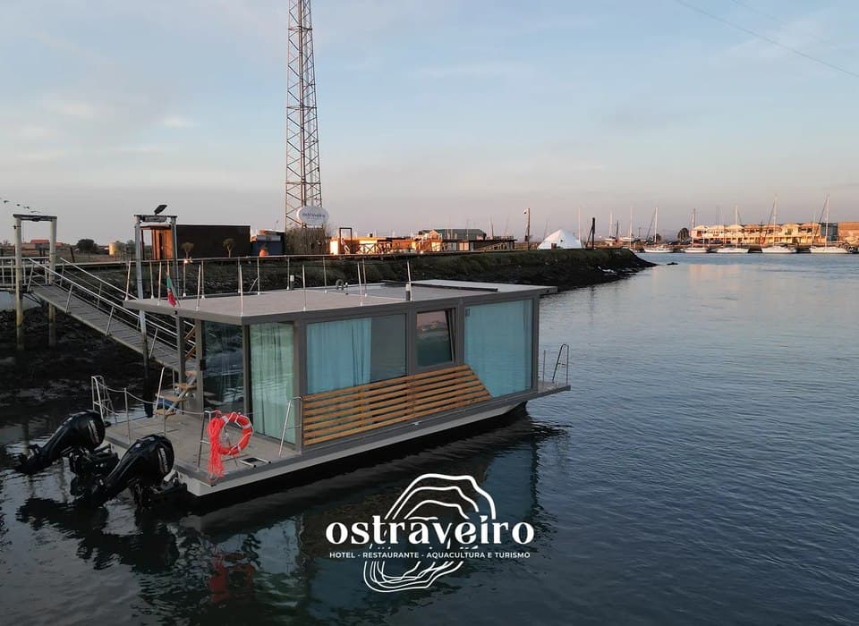 Barco-hotel iluminado ao entardecer na Ria de Aveiro