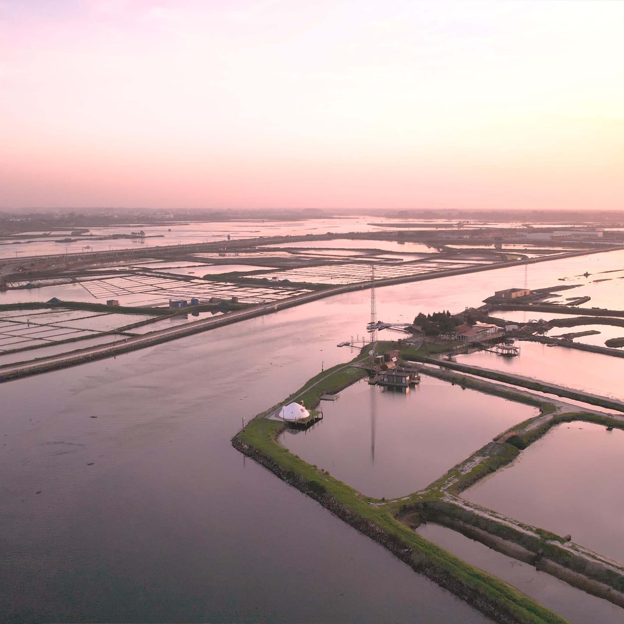Barco tradicional a navegar num canal estreito — reflexos, calma