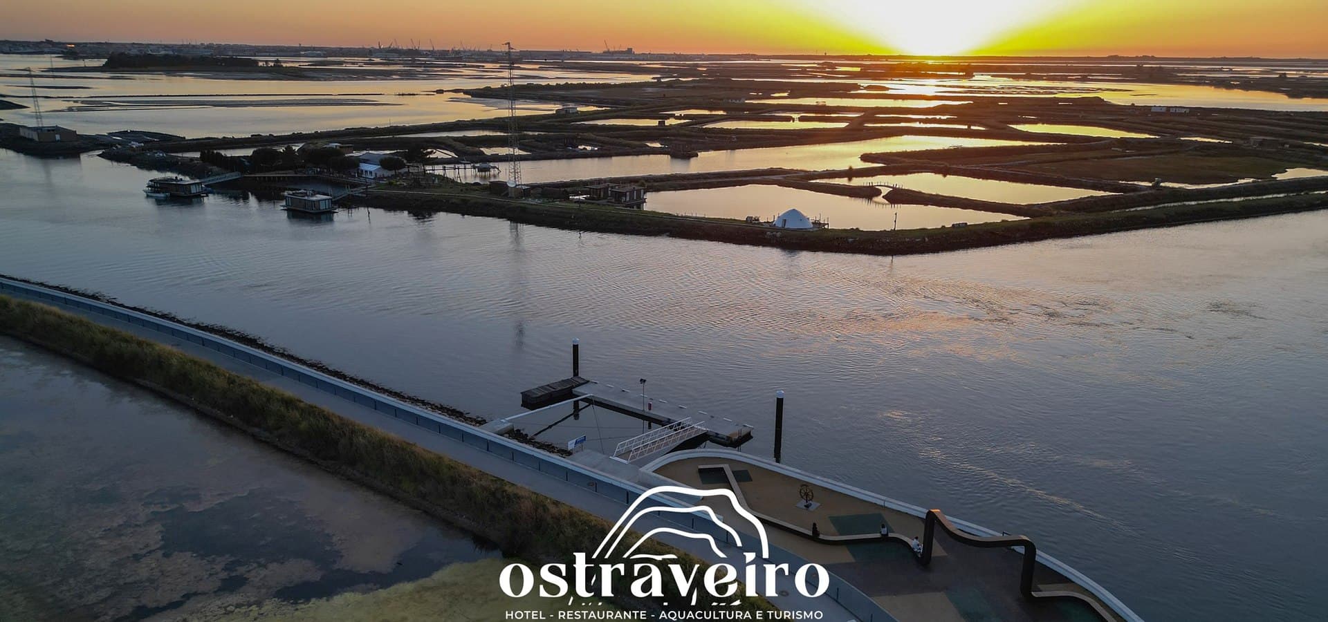 Barco a navegar na Ria de Aveiro ao pôr do sol