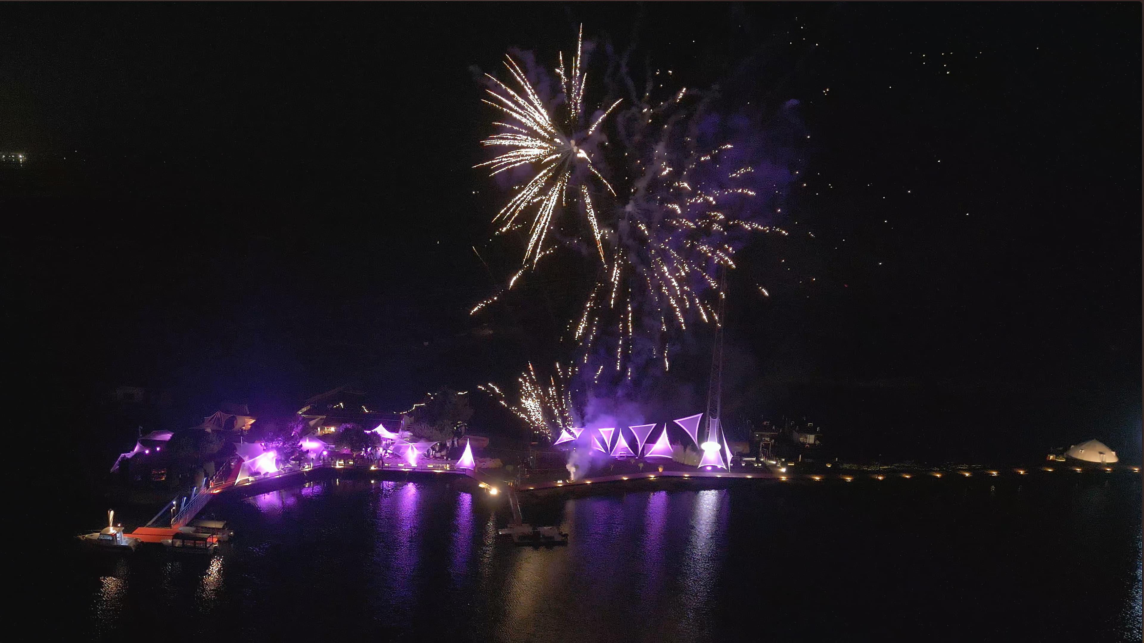 Festa à noite, cocktails e luzes de festa