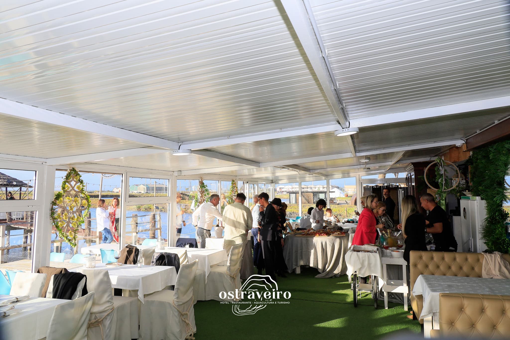 Grupo no terraço, ambiente de team building, vista para a água