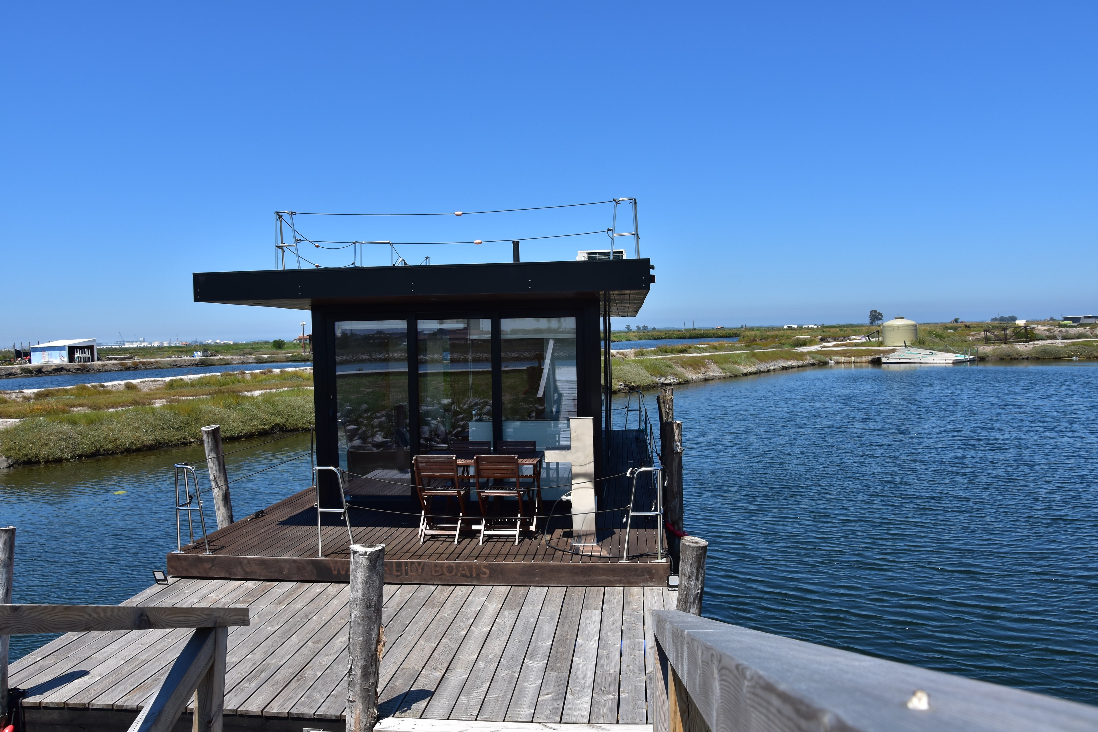 Houseboat casal ancorado na Ria ao pôr do sol