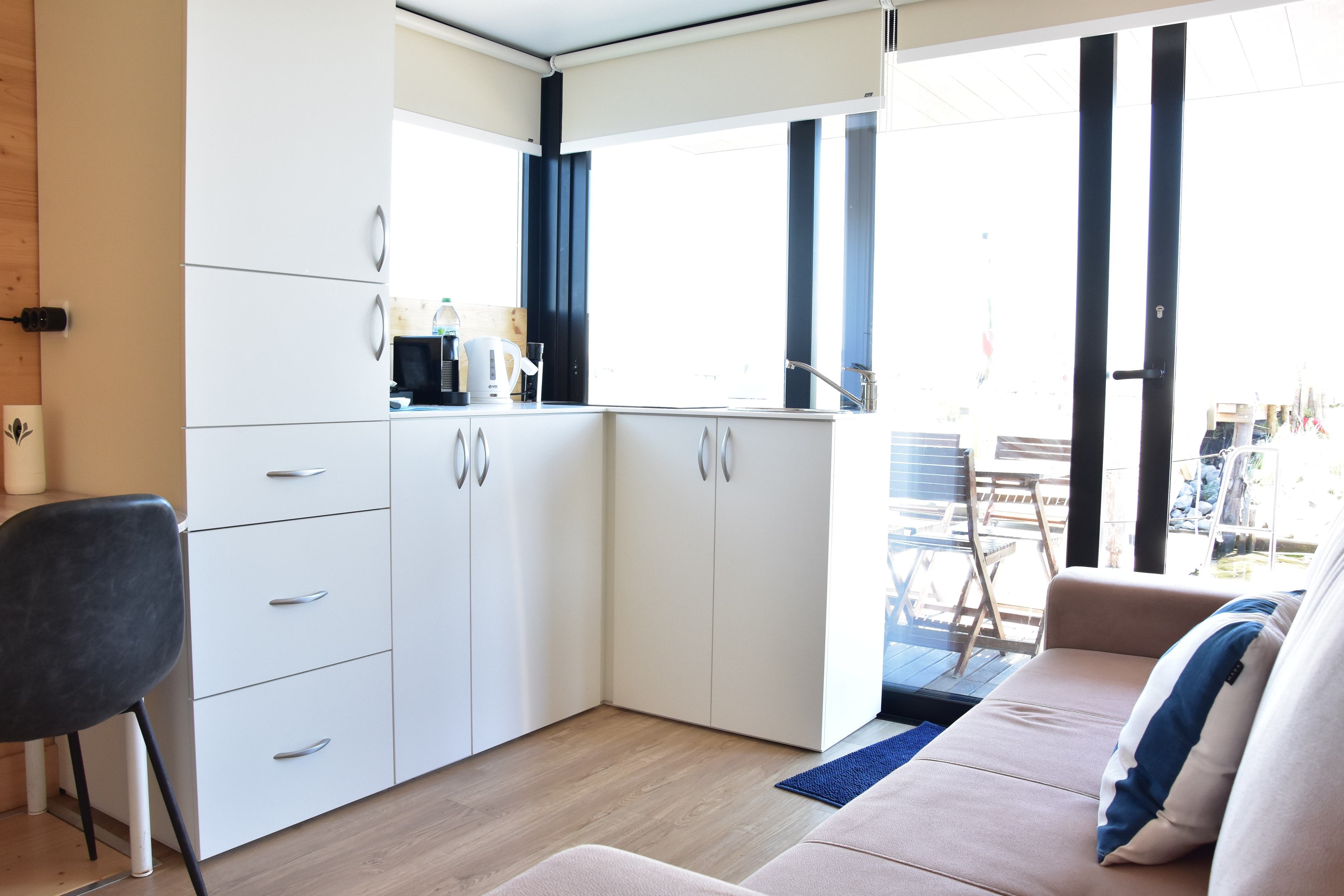 Esplanada privada de um houseboat com vista para a Ria de Aveiro