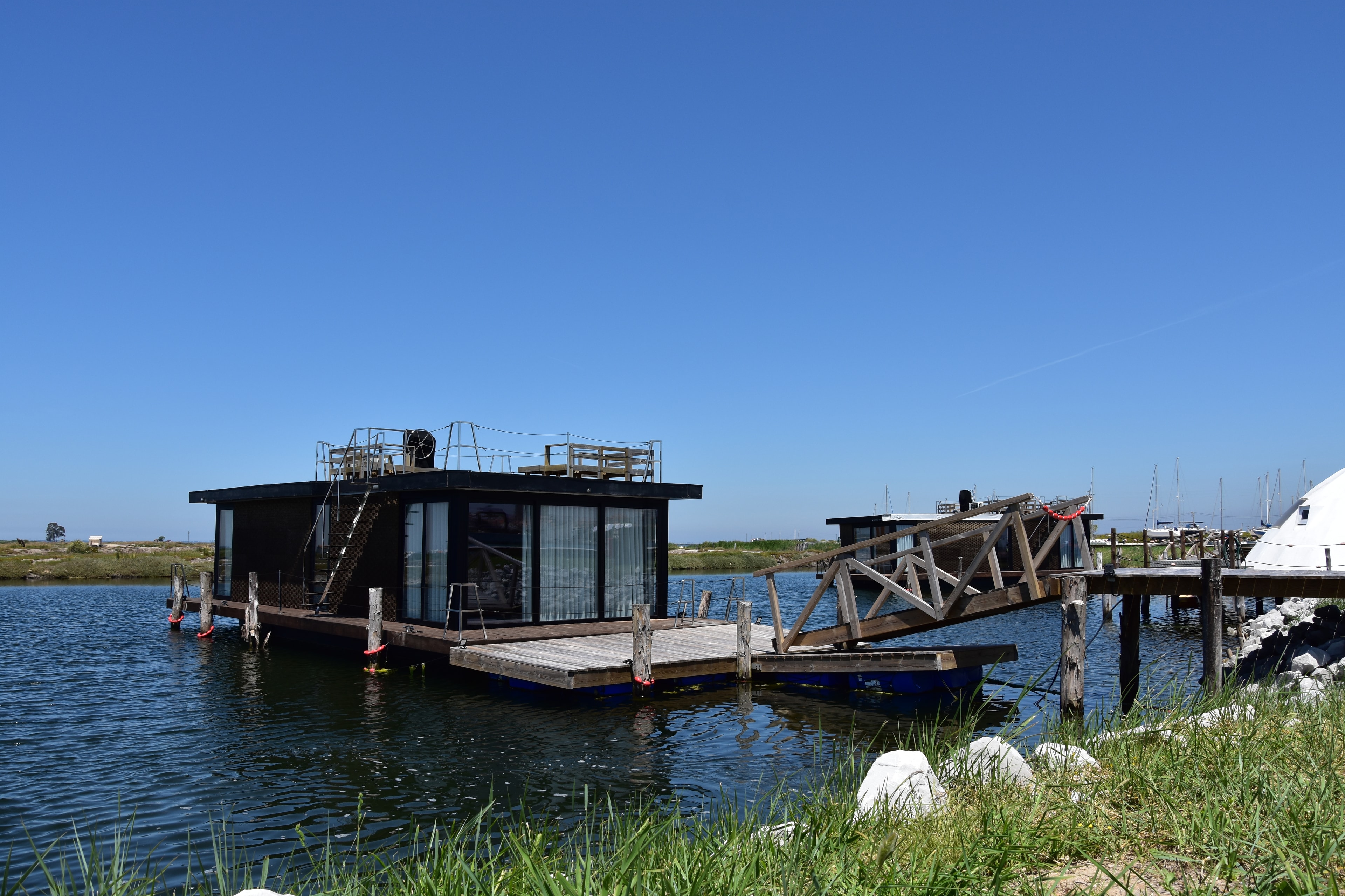 Interior acolhedor de um houseboat, luz natural
